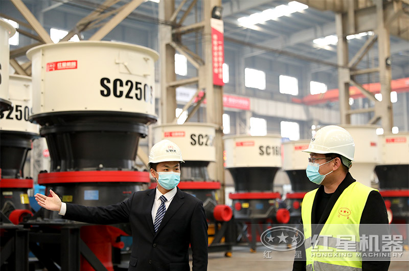 产品经理带领客户参观生产车间 产品经理带领客户参观生产车间