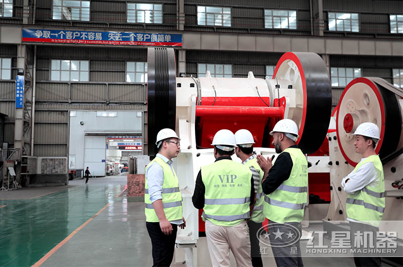 客户参观杏耀平台登录入口生产车间的砂石设备 客户参观杏耀平台登录入口生产车间的砂石设备