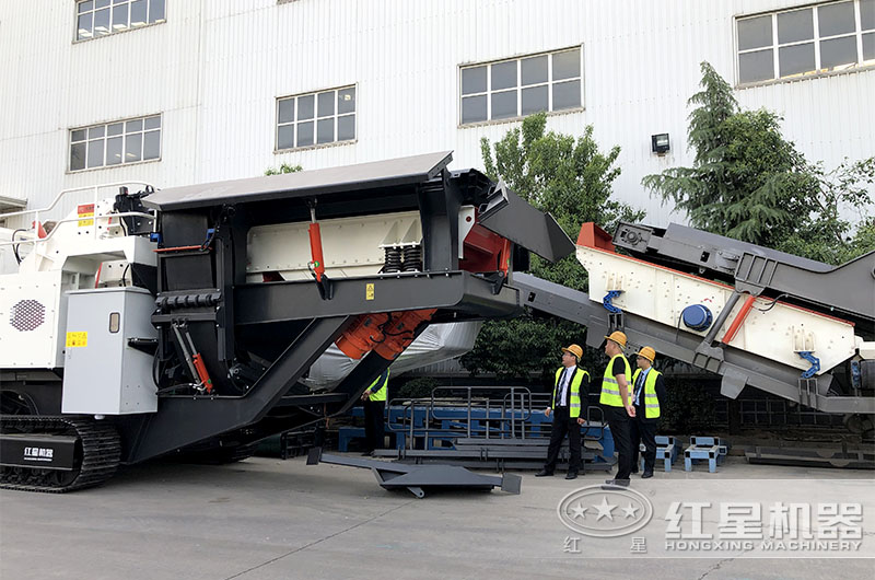 客户参观颚式破碎机中 客户参观颚式破碎机中